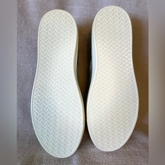 Never worn, size 9 and light as a feather - Picture 3 of 4